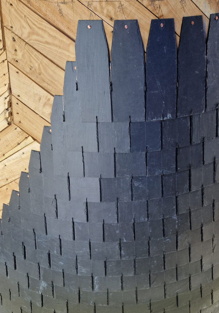 Restauration d'une toiture d'une tour en ardoise