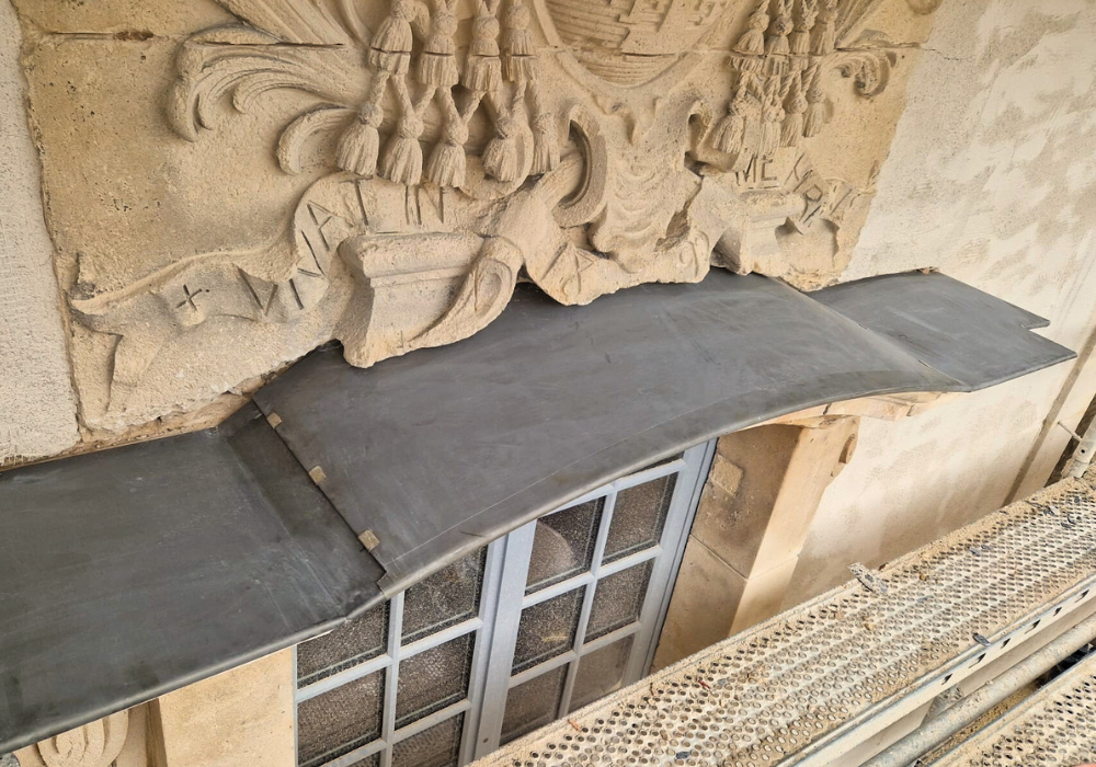 edifice en facade pierre et zinc