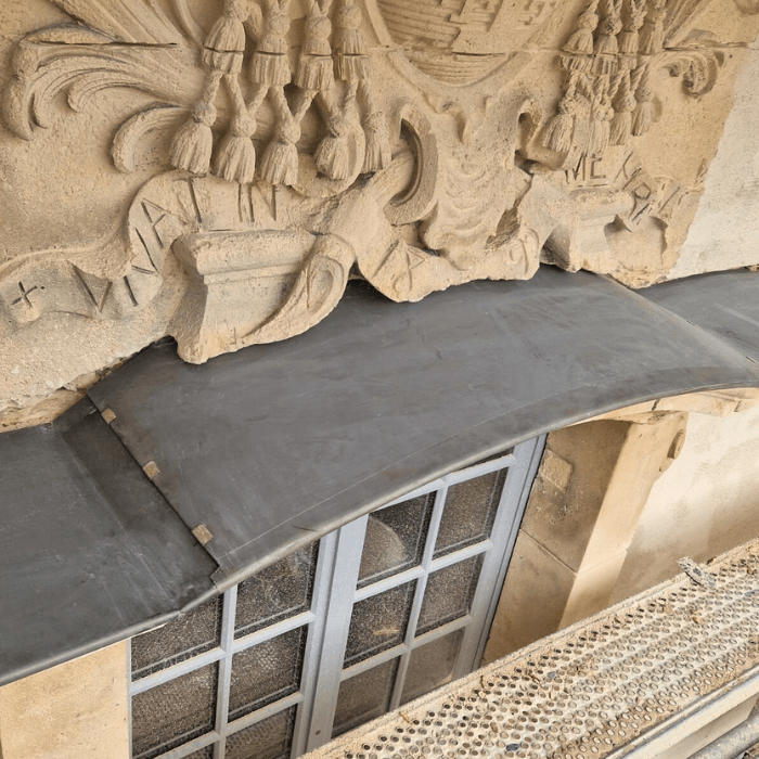 edifice en facade pierre et zinc